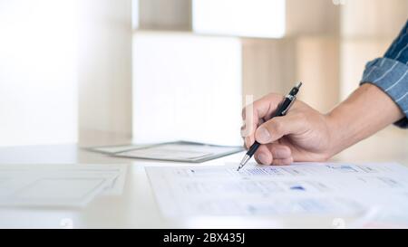 progettazione ux sviluppo di applicazioni di pianificazione creativa vicino ai layout dei framework per smartphone mobili, concetto di esperienza utente Foto Stock