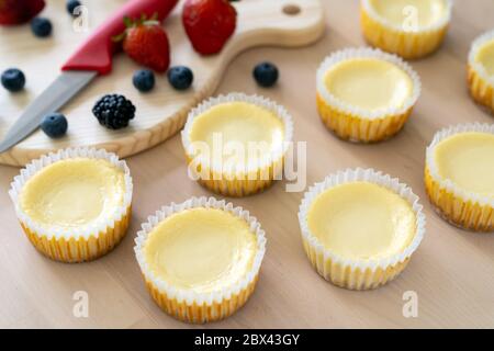 Mini cheesecake decorata con mirtillo, mora e fragola Foto Stock