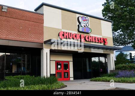 Un cartello con il logo all'esterno di una sede di Chuck E. Cheese ad Annapolis, Maryland, il 25 maggio 2020. Foto Stock