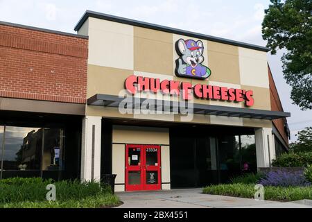 Un cartello con il logo all'esterno di una sede di Chuck E. Cheese ad Annapolis, Maryland, il 25 maggio 2020. Foto Stock