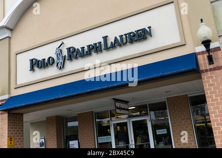 Un logo all'esterno di un negozio di vendita al dettaglio Polo Ralph Lauren Factory a Queenstown, Maryland, il 25 maggio 2020. Foto Stock