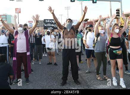 Brentwood, Stati Uniti. 05 giugno 2020. Centinaia di persone scendono lungo una strada principale, a Brentwood, Missouri, giovedì 4 giugno 2020, per onorare George Floyd, l'uomo ucciso da un poliziotto di Minneapolis, il 25 maggio 2020. Photo by Bill Greenblatt/UPI Credit: UPI/Alamy Live News Foto Stock