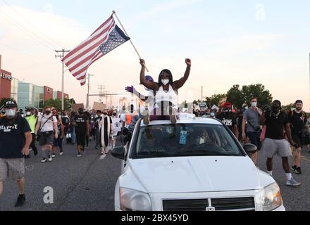 Brentwood, Stati Uniti. 05 giugno 2020. Una macchina conduce una marcia a Brentwood, Missouri giovedì 4 giugno 2020. Diverse centinaia di persone hanno marciato per onorare George Floyd, l'uomo ucciso da un ufficiale di polizia di Minneapolis, il 25 maggio 2020. Photo by Bill Greenblatt/UPI Credit: UPI/Alamy Live News Foto Stock