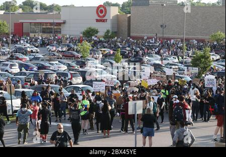 Brentwood, Stati Uniti. 05 giugno 2020. Centinaia di persone lasciano un negozio Target, a Brentwood, Missouri, giovedì 4 giugno 2020, per una marcia in onore di George Floyd, l'uomo ucciso da un ufficiale di polizia di Minneapolis, il 25 maggio 2020. Photo by Bill Greenblatt/UPI Credit: UPI/Alamy Live News Foto Stock