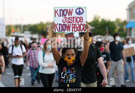 Brentwood, Stati Uniti. 05 giugno 2020. Un protetore tiene un segno durante una marcia a Brentwood, Missouri giovedì 4 giugno 2020. Diverse centinaia di persone hanno marciato per onorare George Floyd, l'uomo ucciso da un ufficiale di polizia di Minneapolis, il 25 maggio 2020. Photo by Bill Greenblatt/UPI Credit: UPI/Alamy Live News Foto Stock