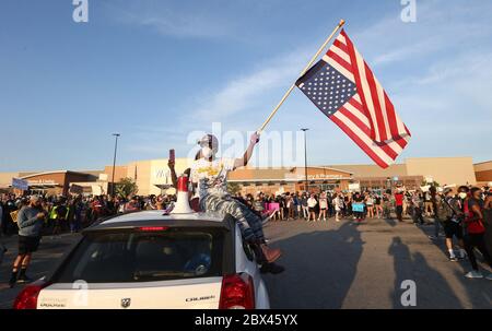 Brentwood, Stati Uniti. 05 giugno 2020. Gli organizzatori conducono i marchers in un parcheggio Walmart, a Brentwood, Missouri, giovedì 4 giugno 2020. La marcia doveva onorare George Floyd, l'uomo ucciso da un ufficiale di polizia di Minneapolis, il 25 maggio 2020. Photo by Bill Greenblatt/UPI Credit: UPI/Alamy Live News Foto Stock