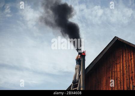 uomo camino pulito con l'aiuto di wacum Foto Stock