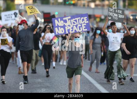 Brentwood, Stati Uniti. 05 giugno 2020. Un protetore tiene un segno durante una marcia a Brentwood, Missouri giovedì 4 giugno 2020. Diverse centinaia di persone hanno marciato per onorare George Floyd, l'uomo ucciso da un ufficiale di polizia di Minneapolis, il 25 maggio 2020. Photo by Bill Greenblatt/UPI Credit: UPI/Alamy Live News Foto Stock