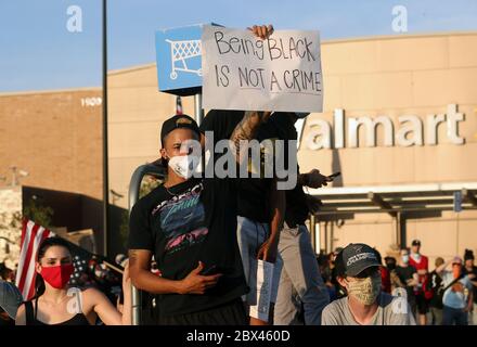 Brentwood, Stati Uniti. 05 giugno 2020. Un protetore tiene un segno durante una marcia a Brentwood, Missouri giovedì 4 giugno 2020. Diverse centinaia di persone hanno marciato per onorare George Floyd, l'uomo ucciso da un ufficiale di polizia di Minneapolis, il 25 maggio 2020. Photo by Bill Greenblatt/UPI Credit: UPI/Alamy Live News Foto Stock