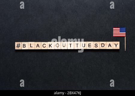 Blackout martedì iscrizione su sfondo nero. Black Lives matter, blackout tuesday 2020 Concept. Unrest. Raduni. Brigandage. Saccheggio. Marauders Foto Stock