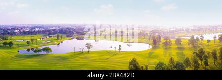 Vista aerea del paesaggio del campo da golf con vista dell'alba nel tiro mattutino. Bangkok Thailandia Foto Stock