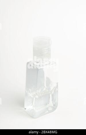 Una foto di un set di flaconi dispenser in plastica igienizzante per mani trasparente tascabile generico su fondo bianco liscio. Foto Stock