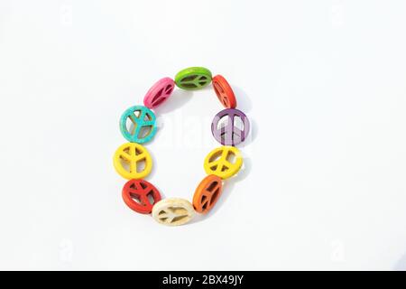 Bracciale artigianale in legno simbolo di pace, amore non guerra. Accessorio hippie. Un segno di Pace. Foto Stock