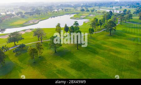 Vista aerea del paesaggio del campo da golf con vista dell'alba nel tiro mattutino. Bangkok Thailandia Foto Stock