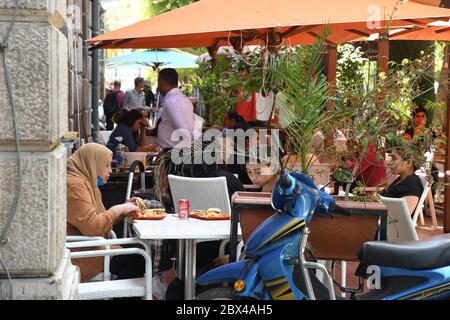 Tunisi. 4 Giugno 2020. Il 4 giugno 2020, la gente cena in un caffè in Habib Bourguiba Avenue nel centro di Tunisi, Tunisia. La terza fase della strategia nazionale per la revoca parziale del blocco del coronavirus in Tunisia è stata avviata giovedì. Tutti i negozi, ristoranti, alberghi, amministrazioni pubbliche e luoghi di culto riaprirono le loro porte. Credit: Adel Ezzine/Xinhua/Alamy Live News Foto Stock