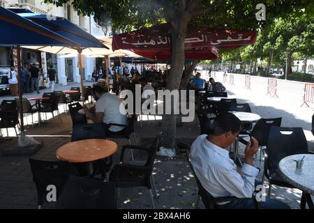 Tunisi. 4 Giugno 2020. Il 4 giugno 2020, la gente cena in un caffè in Habib Bourguiba Avenue nel centro di Tunisi, Tunisia. La terza fase della strategia nazionale per la revoca parziale del blocco del coronavirus in Tunisia è stata avviata giovedì. Tutti i negozi, ristoranti, alberghi, amministrazioni pubbliche e luoghi di culto riaprirono le loro porte. Credit: Adel Ezzine/Xinhua/Alamy Live News Foto Stock