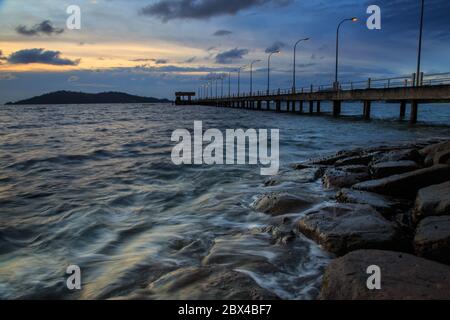 Scenario del tramonto del molo a Kota Kinabalau, Sabah in soft focus, sfocatura del movimento a causa della lunga esposizione Foto Stock