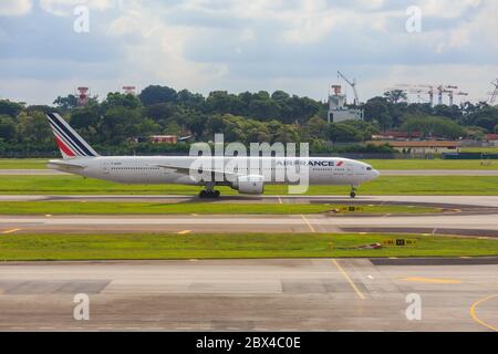 SINGAPORE - 07 Luglio 2017 : gli aerei di Commercial Jet sono pronti per decolli in pista all'Aeroporto Internazionale di Changi, Singapore Foto Stock