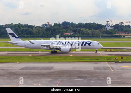 SINGAPORE - 07 Luglio 2017 : gli aerei di Commercial Jet sono pronti per decolli in pista all'Aeroporto Internazionale di Changi, Singapore Foto Stock