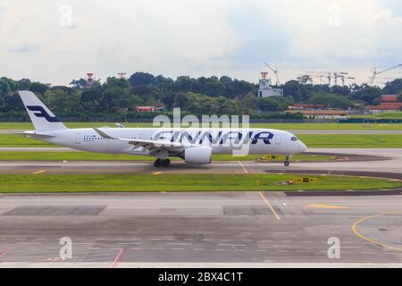 SINGAPORE - 07 Luglio 2017 : gli aerei di Commercial Jet sono pronti per decolli in pista all'Aeroporto Internazionale di Changi, Singapore Foto Stock