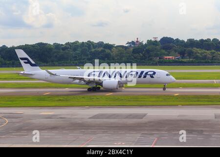 SINGAPORE - 07 Luglio 2017 : gli aerei di Commercial Jet sono pronti per decolli in pista all'Aeroporto Internazionale di Changi, Singapore Foto Stock