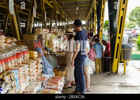 Kota Kinabalu, Sabah, Malesia - 15 luglio 2017 : scena di strada del turista da Chine stanno comprando il pesce secco tradizionale al mercato filippino a Kota Kinab Foto Stock