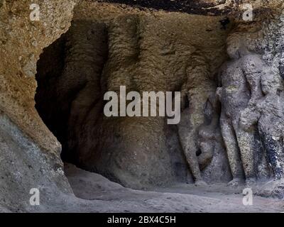 31 mar 2019 grotta di Jogeshwari scavata nella roccia, le grotte risalgono al 520 al 550 d.C.. Ingresso est figure Shiva Mumbai, Maharashtra, INDIA Foto Stock