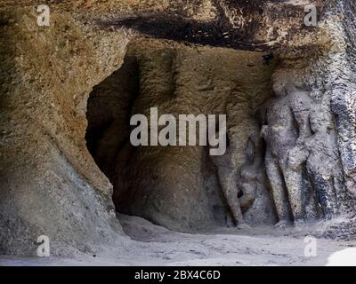 31 mar 2019 grotta di Jogeshwari scavata nella roccia, le grotte risalgono al 520 al 550 d.C. Ingresso est: Shiva Mumbai, Maharashtra, INDIA Foto Stock