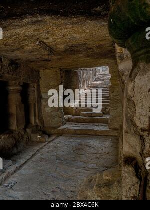 31 mar 2019 gradini in arrivo nella grotta di Jogeshwari scavata nella roccia, le grotte risalgono al 520 al 550 d.C. Ingresso est. Mumbai, Maharashtra, INDIA Foto Stock