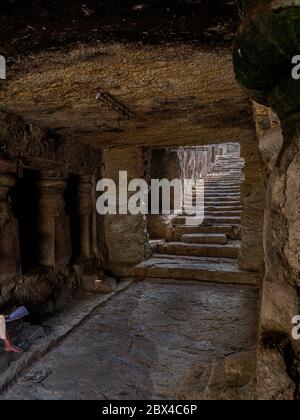 31 mar 2019 gradini in arrivo nella grotta di Jogeshwari scavata nella roccia, le grotte risalgono al 520 al 550 d.C. Ingresso est. Mumbai, Maharashtra, INDIA Foto Stock