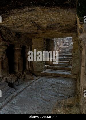 31 mar 2019 gradini in arrivo nella grotta di Jogeshwari scavata nella roccia, le grotte risalgono al 520 al 550 d.C. Ingresso est. Mumbai, Maharashtra, INDIA Foto Stock