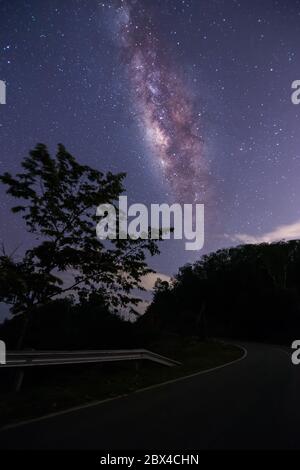 Cielo scuro stupefacente con la galassia chiara bella della via lattea, la galassia bella della via lattea a Borneo, la fotografia di esposizione lunga, con la grana.immagine contengono il cert Foto Stock