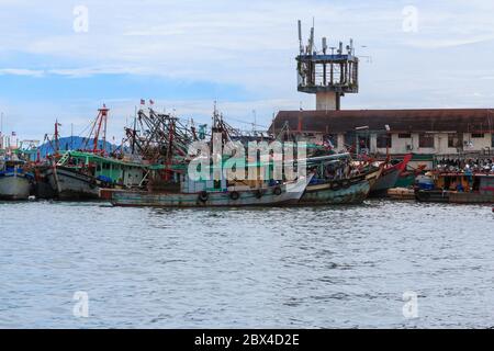 Kota Kinabalu, Sabah, Malaysia - 10 Luglio 2017 : Barca di pescatori a Kota Kinabalu, Sabah, Malesia Foto Stock