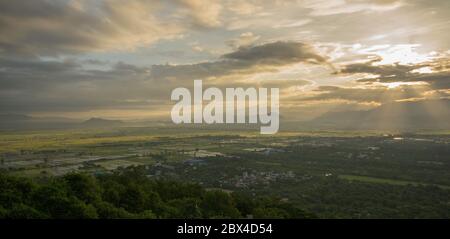 Mandalay collina, nel mezzo della città questa collina domina l'area circostante. Un tempio in cima dove il monaco buddista può pregare Foto Stock