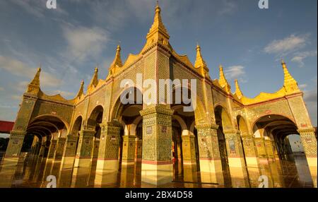 Mandalay collina, nel mezzo della città questa collina domina l'area circostante. Un tempio in cima dove il monaco buddista può pregare Foto Stock