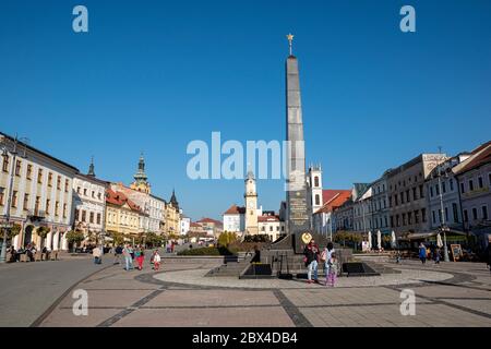 Banska Bystrica, Slovacchia - 27 ottobre 2019: Piazza principale dell'insursione nazionale slovacca. Vista sul monumento sulla storica piazza principale di Banska Bystrica Foto Stock