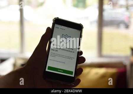 St Albans/Regno Unito - 5 giugno 2020: Applicazione di tracciamento dei contatti NHS sullo schermo del telefono. L'app sarà implementata in inghilterra Foto Stock