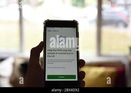 St Albans/Regno Unito - 5 giugno 2020: Applicazione di tracciamento dei contatti NHS sullo schermo del telefono. L'app sarà implementata in inghilterra Foto Stock