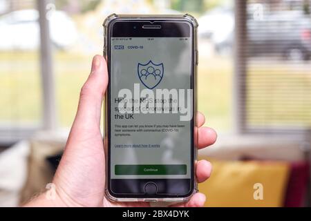 St Albans/Regno Unito - 5 giugno 2020: Applicazione di tracciamento dei contatti NHS sullo schermo del telefono. L'app sarà implementata in inghilterra Foto Stock
