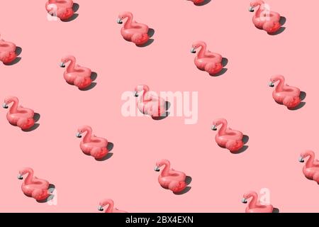 Modello alla moda con fenicottero rosa gonfiabile su sfondo rosa Foto Stock
