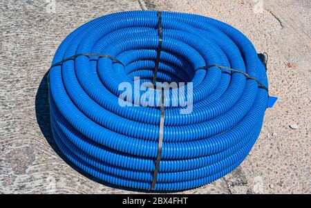 Tubo flessibile in plastica per il cablaggio di cavi in rotoli di tubo flessibile bianco Foto Stock