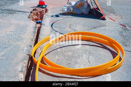 Lavori stradali per l'installazione di cavi in fibra ottica per la telematica AD ALTA VELOCITÀ per le telecomunicazioni Foto Stock