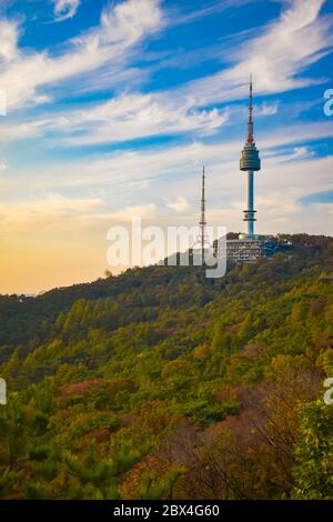 Foto autunnale di prima sera della Torre Namsan a Seoul, chiamata anche Torre N. Foto Stock