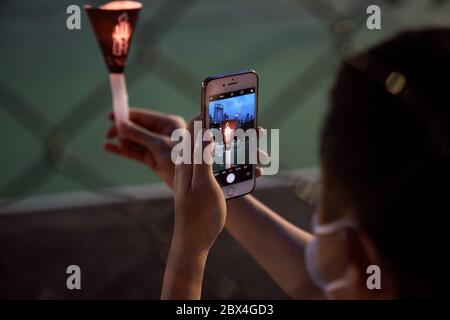 Hong Kong, Cina. 04giugno 2020. Un uomo scatta foto della sua luce a lume di candela durante il 31° anniversario del massacro di Tiananmen. Migliaia di persone si sono riunite per la veglia commemorativa annuale nel Victoria Park per celebrare il massacro di Piazza Tiananmen del 1989 nonostante un divieto della polizia che cita le restrizioni di allontanamento sociale del coronavirus. Credit: SOPA Images Limited/Alamy Live News Foto Stock