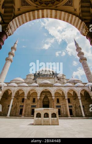Cortile della Moschea di Selimiye a Edirne, Turchia. La moschea è patrimonio dell'umanità dell'UNESCO. La moschea fu commissionata dal sultano Selim II, ed era b Foto Stock