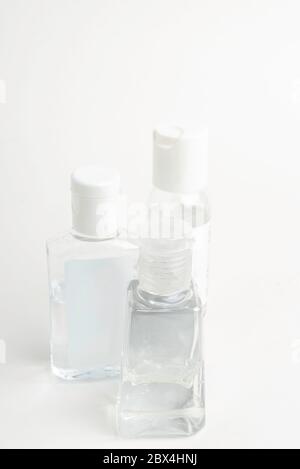 Una confezione di tre flaconi dispenser generici in plastica per igienizzatore manuale trasparente tascabili su fondo bianco. Foto Stock