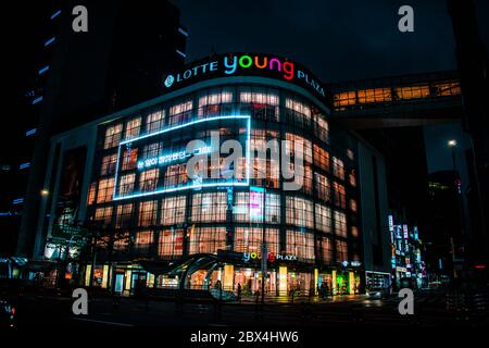 Lotte Young Plaza, un centro commerciale nel quartiere di Myeongdong a Seoul per i giovani amanti dello shopping Foto Stock