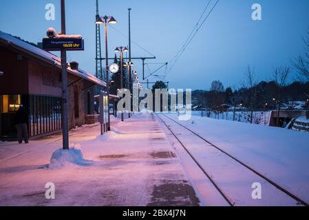 Ruhpolding, Germania-Dicembre 29,2017:Vista della piattaforma innevata della stazione ferroviaria Foto Stock
