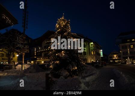 Ruhpolding, Germania-Dicembre 29,2017: Strade innevate in una piccola città bavarese prima della fine dell'anno Foto Stock