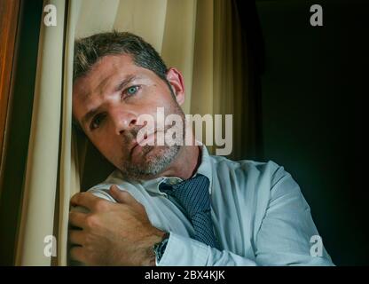 ritratto drammatico di stile di vita di giovane triste e depresso uomo d'affari in necktie sensazione frustrata sofferenza depressione e problema di affari che si appoggia Foto Stock